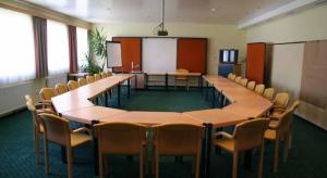 une salle de conférence avec des tables et des chaises dans une salle de classe dans l'établissement Hotel Waldesruh, à Göstling an der Ybbs