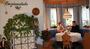 Hotel Waldesruh في جوستلينج أن دير يبس: يجلس رجل وامرأة على طاولة في مطعم