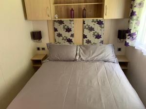 Giường trong phòng chung tại Seton sands static holiday home - sleeps 6