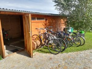 un grupo de bicicletas estacionadas al lado de un edificio en Apartmán Life in Nature, en Jaronice