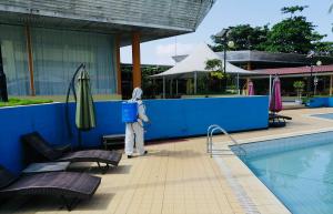 The swimming pool at or close to Bintumani Hotel