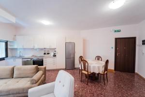 Kuchyňa alebo kuchynka v ubytovaní Luxury Apartment in Plaka - Acropolis (Lavender)