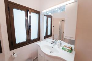 Kúpeľňa v ubytovaní Luxury Apartment in Plaka - Acropolis (Lavender)