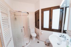 Kúpeľňa v ubytovaní Luxury Apartment in Plaka - Acropolis (Lavender)