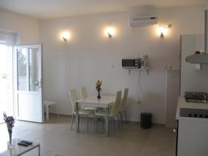 Kuchyň nebo kuchyňský kout v ubytování Apartmani Orhideja