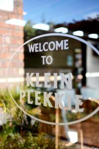 Una señal que dice bienvenido a Keelin Pickle en Klein Plekkie Self Catering Accommodation en Addo
