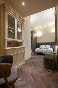 una camera d'albergo con letto e tavolo di Athens 1890 Hotel & Spa ad Atene
