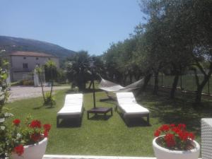 a yard with two lounge chairs and a hammock at Guest House Di Bartolomeo in Capaccio-Paestum