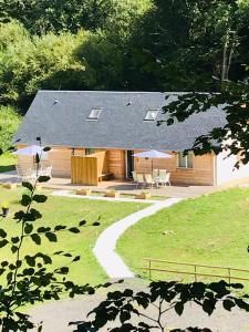 een huis met een leistenen dak en een pad dat daarheen leidt bij Le Nid Montagnard in Aucun