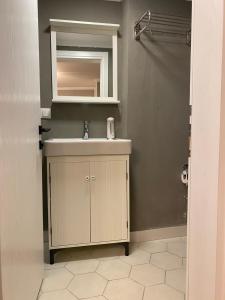 ein Bad mit einem Waschbecken und einem Spiegel in der Unterkunft Kinzi House in Canakkale
