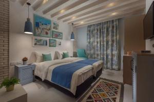 Un dormitorio con una cama grande y una ventana en Miramar Boutique Hotel, en Alejandría 117 fotos más