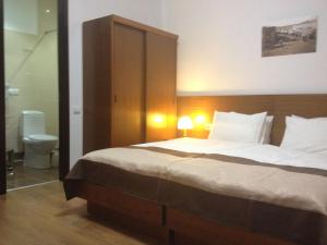 1 dormitorio con 1 cama grande y aseo en Hotel Club-2100 en Gudauri