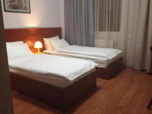 Hotel Club-2100 tesisinde bir odada yatak veya yataklar