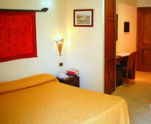 Posteľ alebo postele v izbe v ubytovaní Hotel Il Faro Della Guitgia Tommasino