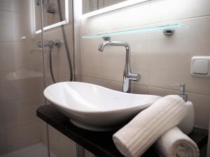 - Baño con lavabo blanco y ducha en APSTAY central station I Self Check-in I FREE Parking, en Graz 18 fotos más