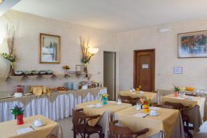 Reštaurácia alebo iné gastronomické zariadenie v ubytovaní AUTO PARK Hotel
