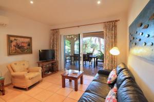 A seating area at Chalets Torre Nova