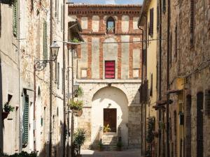 an alley with an archway in an old building at Una Terrazza sulla maremma in Caldana