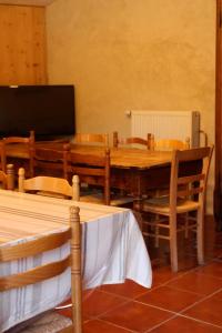 - une salle à manger avec une table et des chaises en bois dans l'établissement A PAS D ANE, à Eygluy