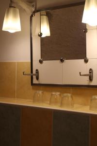 La salle de bains est pourvue d'un miroir et d'un comptoir éclairé. dans l'établissement A PAS D ANE, à Eygluy