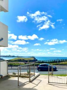 uma vista para o oceano a partir da varanda de uma casa em Seaview, Luxury apartment, 2 min walk to both Porth and Whipisderry beaches em Newquay