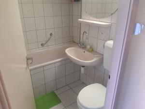 Kúpeľňa v ubytovaní KR Apartman Siófok + 17 fotografií