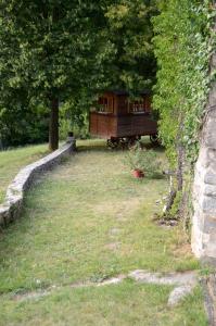 une maison dans une cour avec des arbres et de l'herbe dans l'établissement A PAS D ANE, à Eygluy