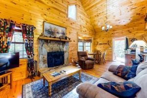 Cabaña de madera con sala de estar con chimenea en Sugar Maple, en Blue Ridge