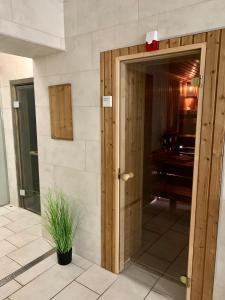 una puerta abierta a una habitación con un piano en Sunshine 208 apartman, en Balatonszárszó