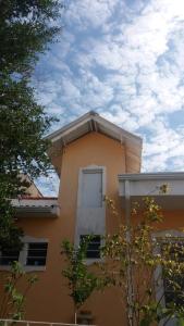 a yellow house with a white door on top of it at Jóias Preciosas- Kitnet Mobiliado in Campinas