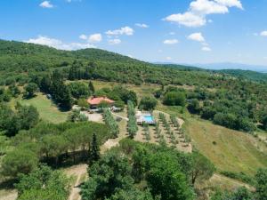 - une vue aérienne sur une ferme avec une maison et des arbres dans l'établissement Casa Vacanza Le Corniole, à Civitella in Val di Chiana