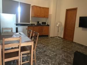 Kuchyň nebo kuchyňský kout v ubytování Apartamentos La Aldea Suites