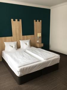 Postel nebo postele na pokoji v ubytování Hotel Nordhausen