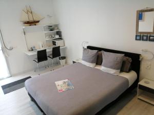 Postel nebo postele na pokoji v ubytování Chambre spacieuse, moderne et très confortable à Perros-Guirec