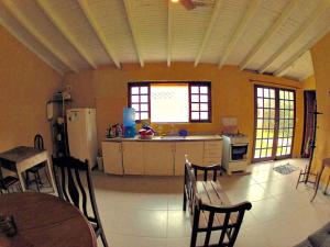Recanto dos Katzen في ماريسياز: مطبخ وغرفة طعام مع طاولة وكراسي