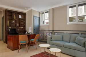 パリにあるガーデン サン マルタンのリビングルーム(ソファ、椅子、デスク付)