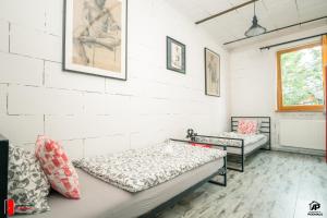 een kamer met een bed en twee stoelen. bij Apartamenty na Podhalu in Nowy Targ
