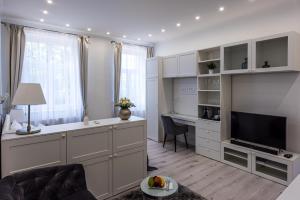 Televízia a/alebo spoločenská miestnosť v ubytovaní Noemiz Exclusive Apartments
