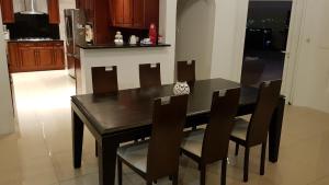 Kuchyň nebo kuchyňský kout v ubytování C'RENITY VILLA