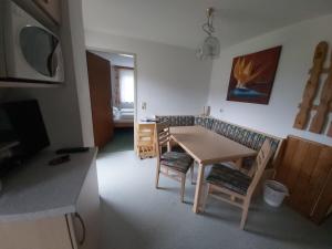 Televízia a/alebo spoločenská miestnosť v ubytovaní Ferienhaus Fallenegger