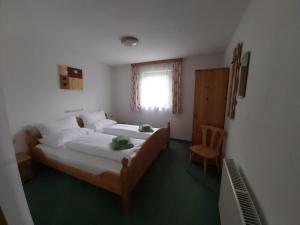 Ferienhaus Fallenegger tesisinde bir odada yatak veya yataklar