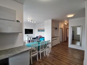 TV a/nebo společenská místnost v ubytování Nowoczesny, rodzinny apartament z widokiem na morze