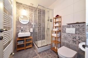 Kúpeľňa v ubytovaní Time Apartments Downtown + 29 fotografií