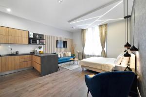 1 dormitorio con 1 cama y sala de estar en Time Apartments Downtown, Zagreb city center, en Zagreb