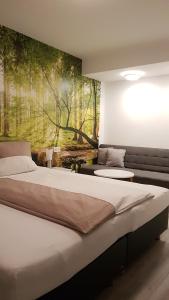 Una cama o camas en una habitación de Hotel-Pension Adler Untertürkheim