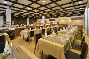 Reštaurácia alebo iné gastronomické zariadenie v ubytovaní Villa Galijot Plava Laguna