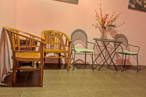 ジョホールバルにあるI Hotelのテーブル、椅子2脚、テーブル、椅子
