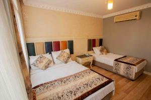 una habitación de hotel con 2 camas en una habitación en Best Nobel Hotel, en Estambul