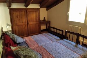 Un dormitorio con una cama grande y una ventana en Gîte en Cévennes, en Sumène