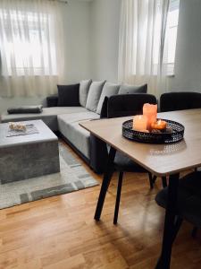 een woonkamer met een bank en een tafel bij Luxuriöses und modernes Apartment zum Wohlfühlen in Zirl